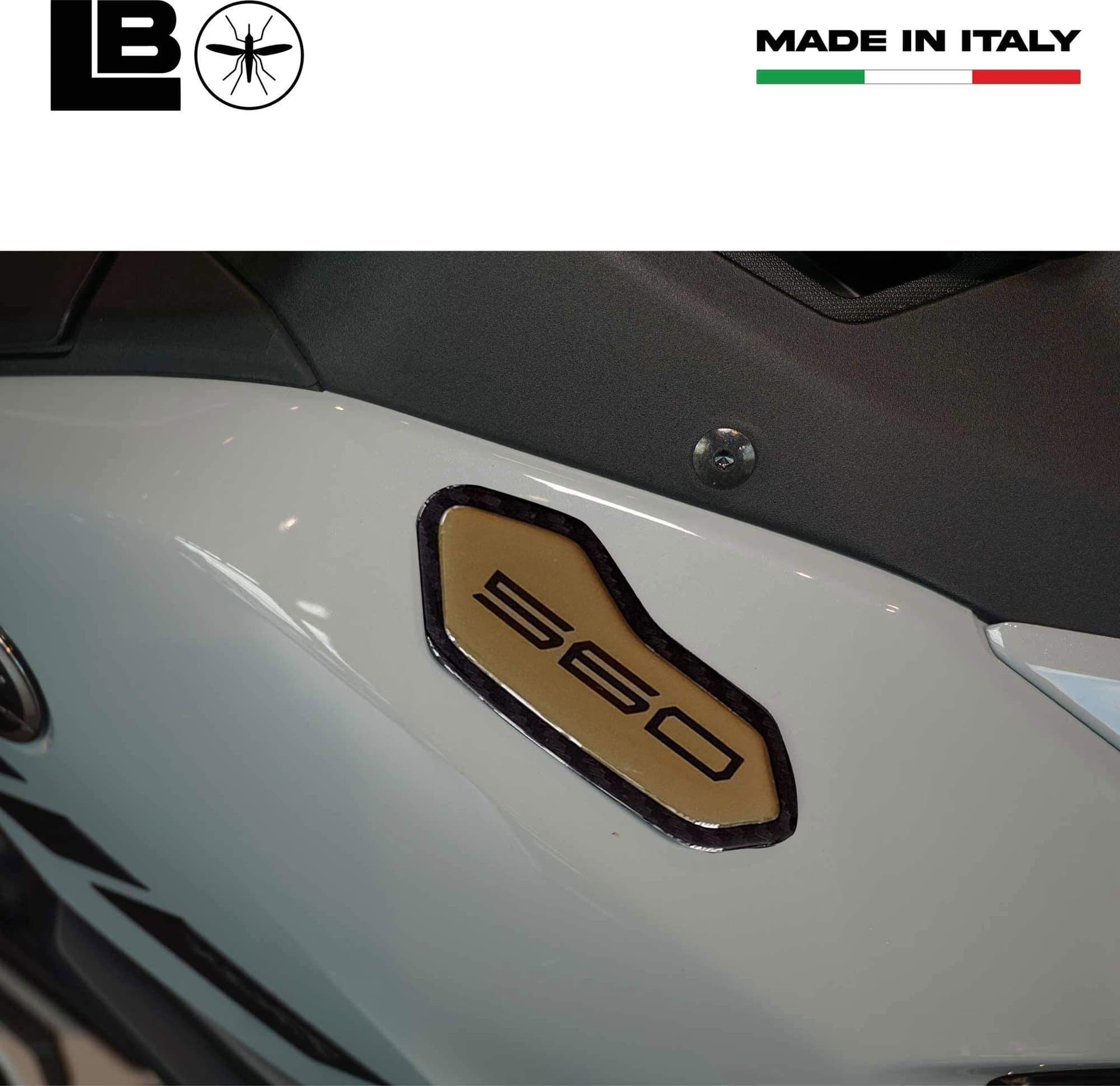 Adesivi Tappi Specchietti carene resinati 3D compatibili con Yamaha Tmax 2025 - 12