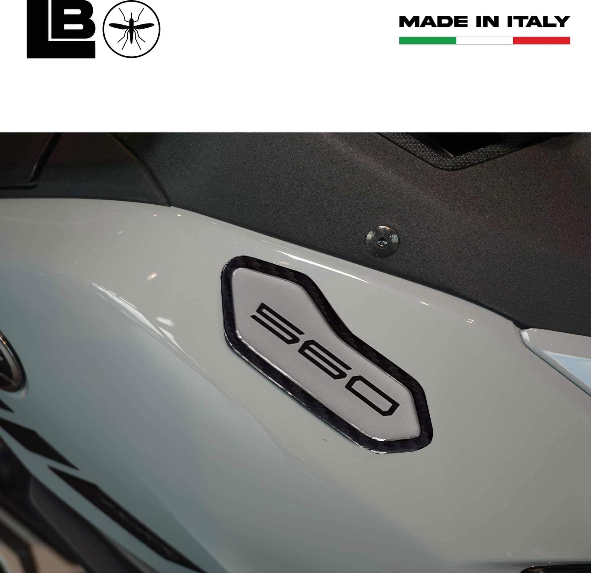 Adesivi Tappi Specchietti carene resinati 3D compatibili con Yamaha Tmax 2025 - 3
