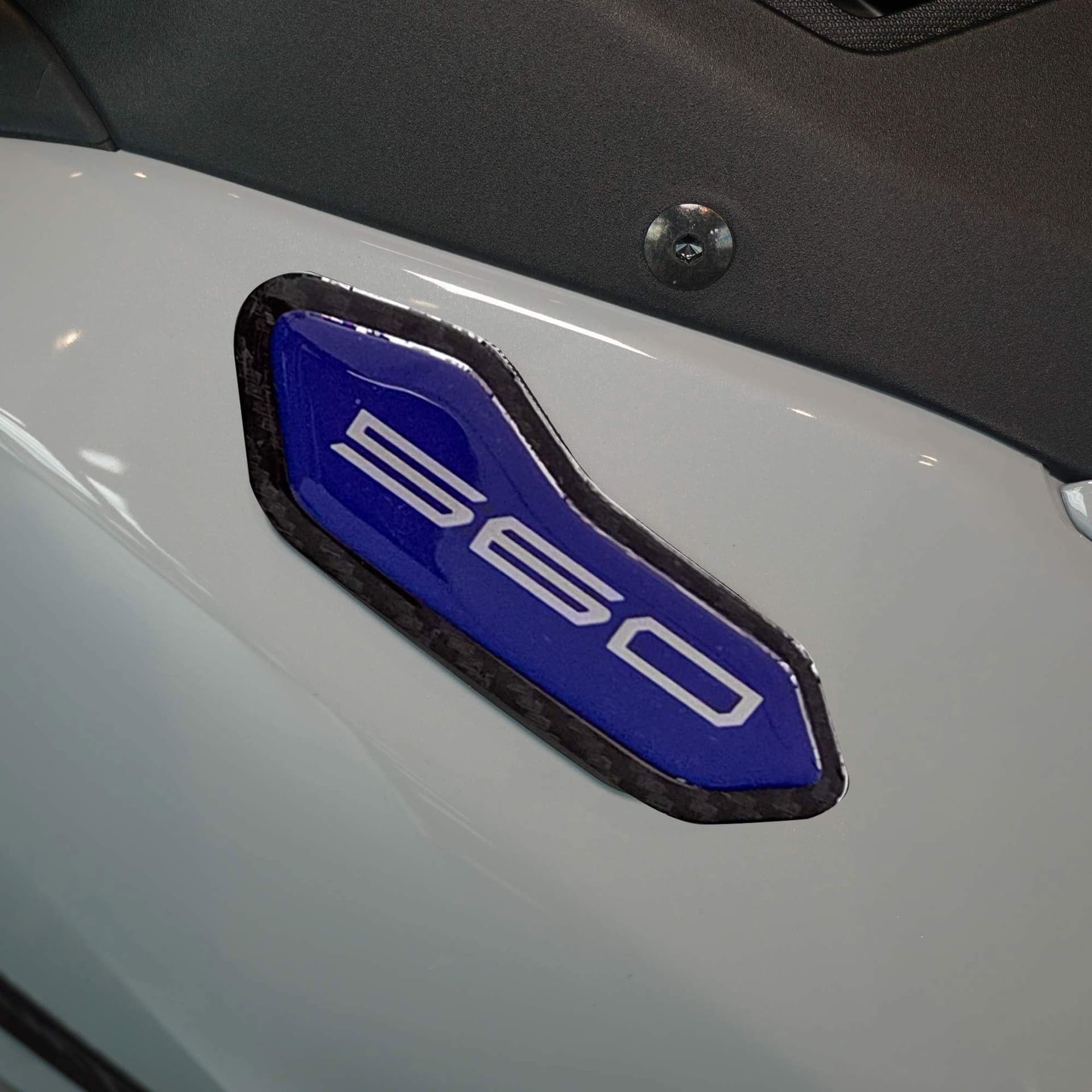 Adesivi Tappi Specchietti carene resinati 3D compatibili con Yamaha Tmax 2025 - 4