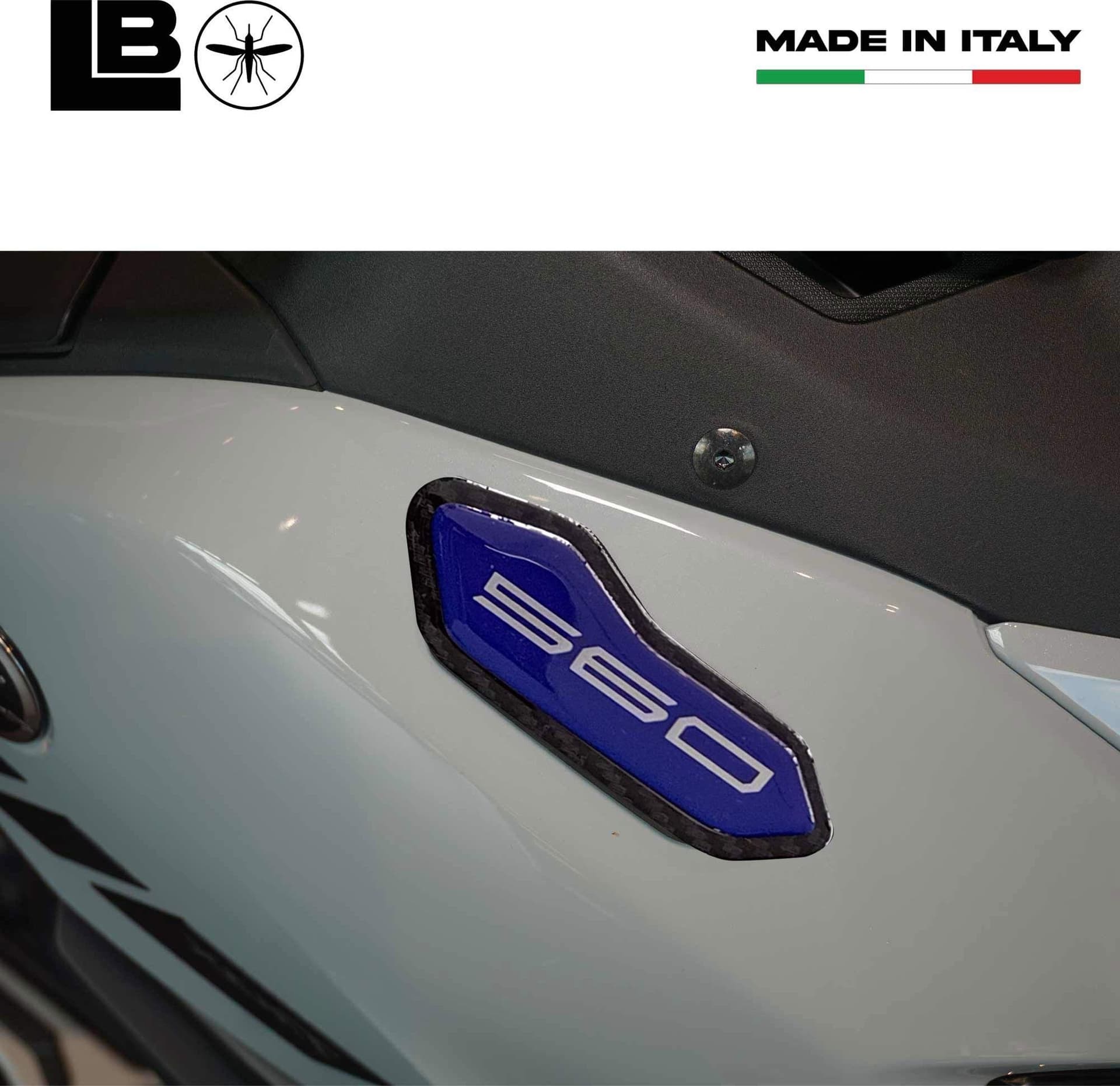 Adesivi Tappi Specchietti carene resinati 3D compatibili con Yamaha Tmax 2025 - 6