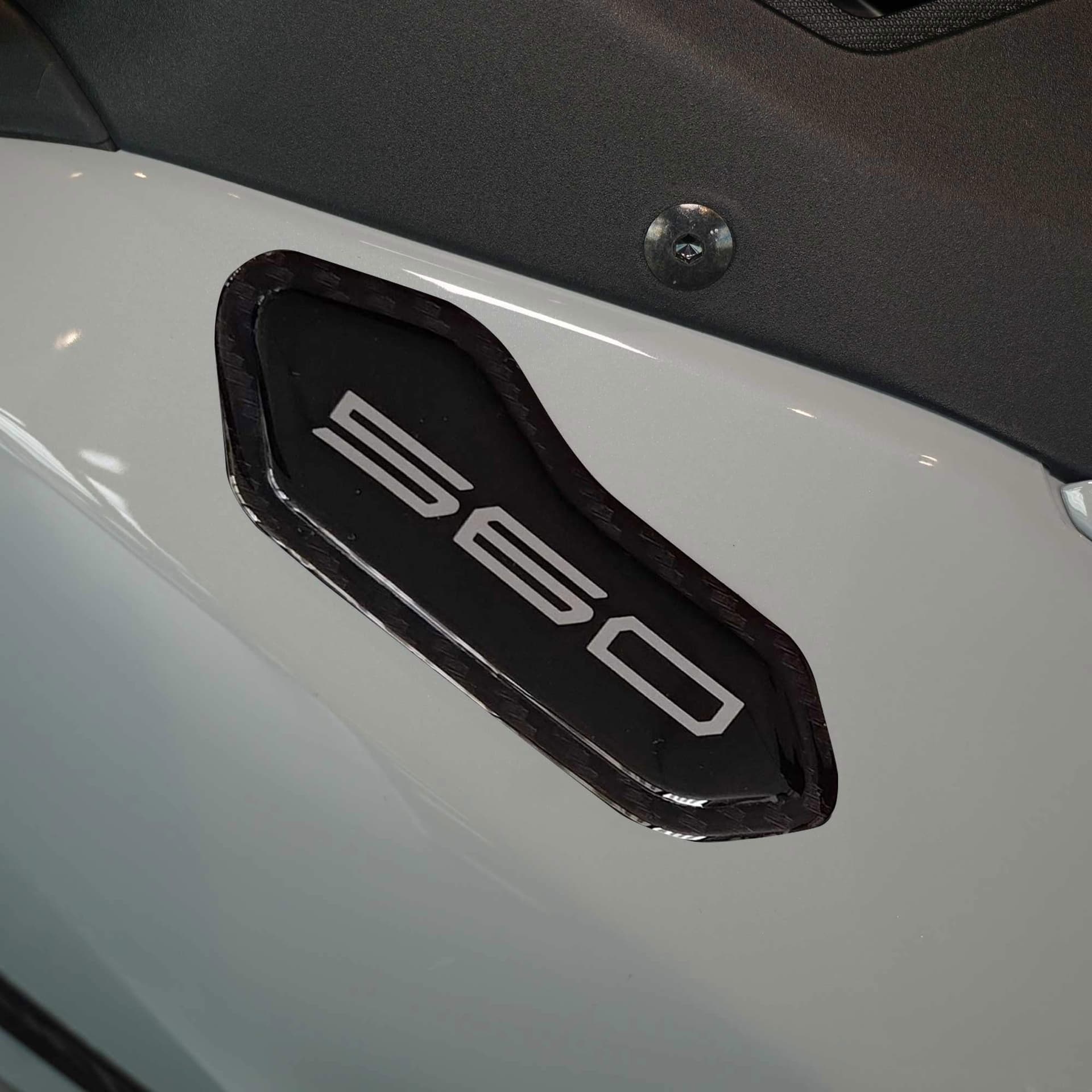 Adesivi Tappi Specchietti carene resinati 3D compatibili con Yamaha Tmax 2025 - 7