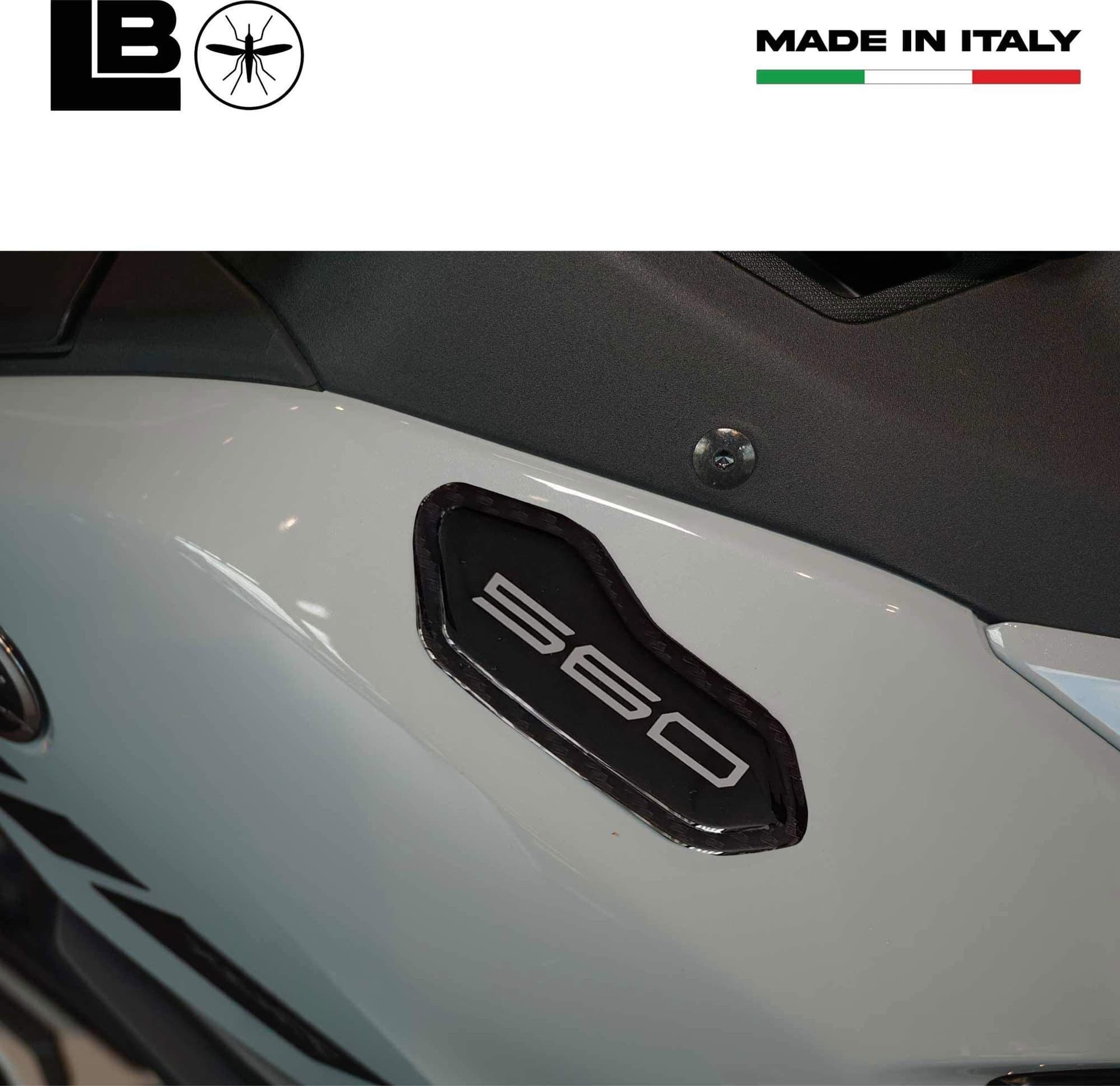 Adesivi Tappi Specchietti carene resinati 3D compatibili con Yamaha Tmax 2025 - 8