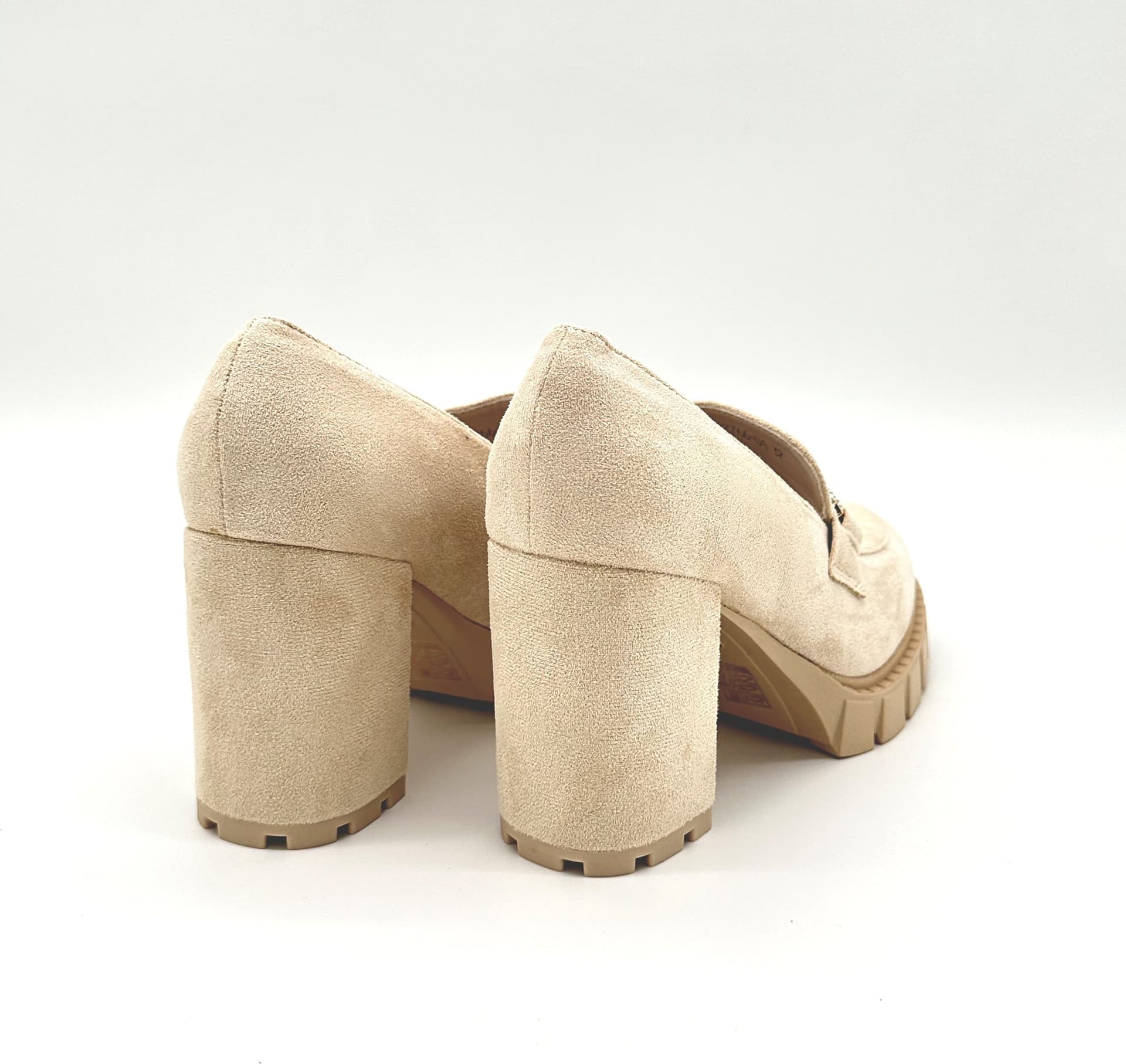 Tiffany - Dècolletè con plateau e gioiello in Scarpe col tacco Affari di Famiglia - Sant’Angelo a Cupolo, commercioVirtuoso.it