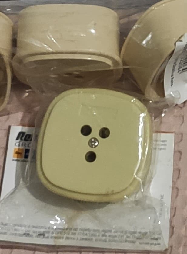 SCATOLA DA INCASSO TELEFONO CON COPERCHIO - 2