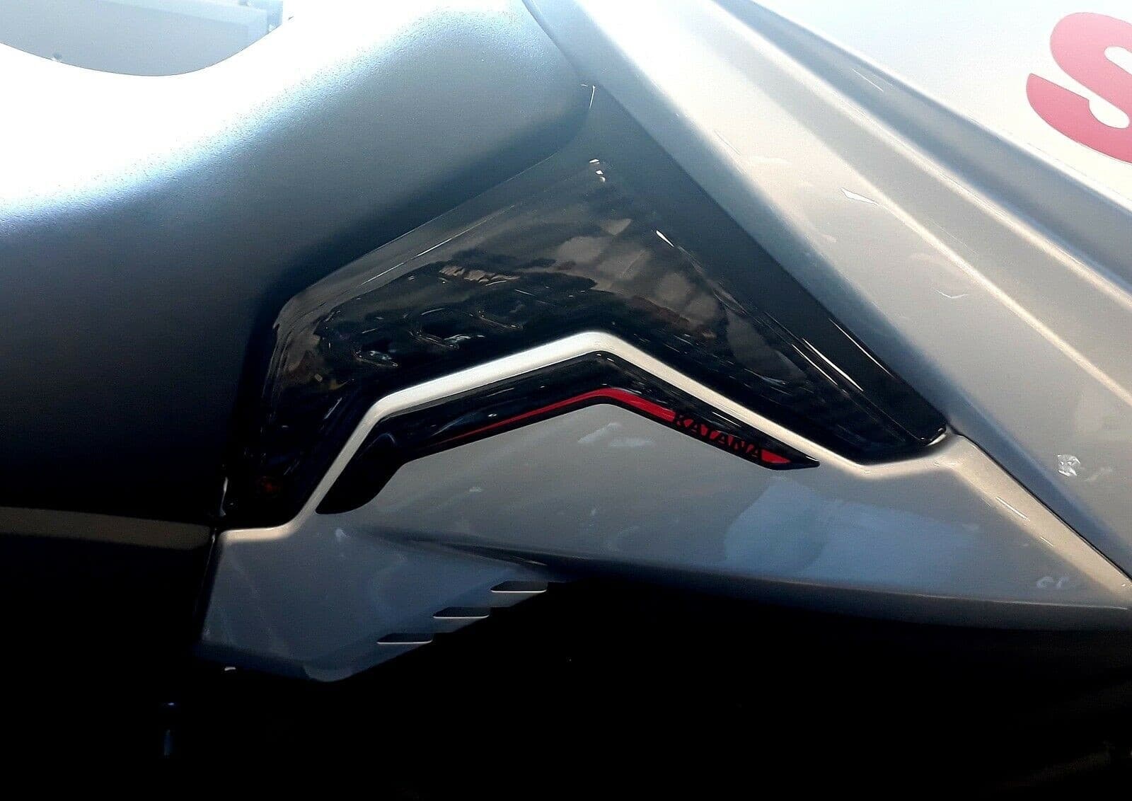 Adesivi Protezioni Laterali compatibile con Suzuki Katana 2019-23 Rosso - 5