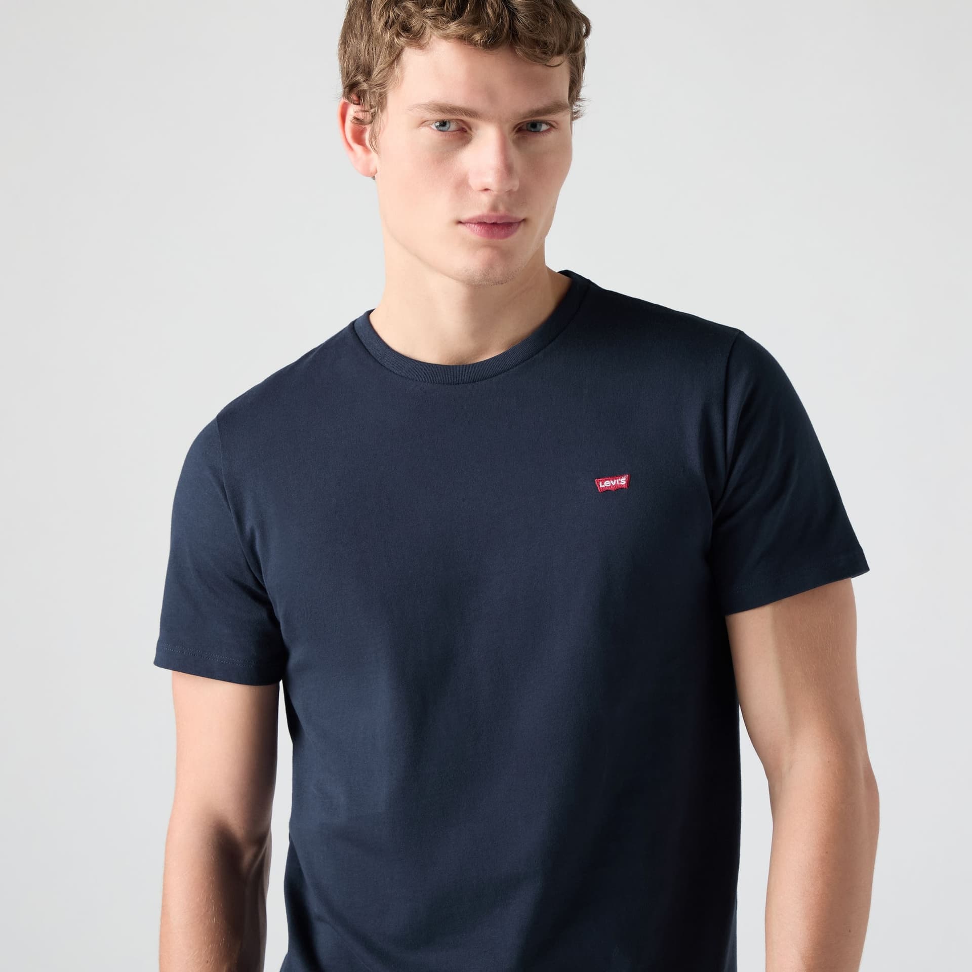 T-shirt Levi’s uomo blu con logo ricamato sul petto