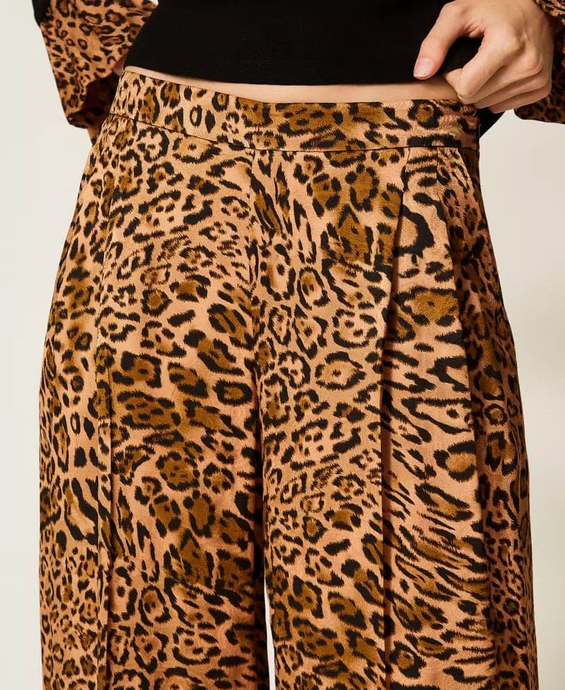 Pantaloni Twinset donna in jacquard fantasia cashmere e stampa animalier, linea ampia con pieghe frontali e logo Oval T dettaglio