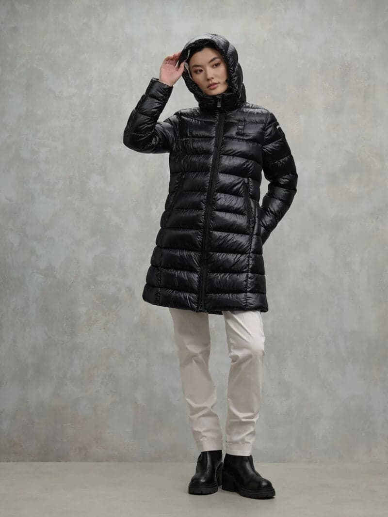 Blauer giubbino donna Adelaide lungo in nylon micro rip nero con cappuccio fisso e imbottitura ecologica Sorona® Aura look indossato