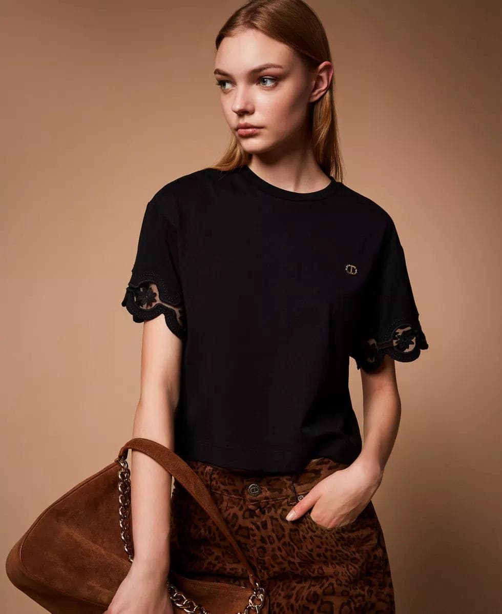T-shirt donna Twinset nera in cotone linea regular indossata