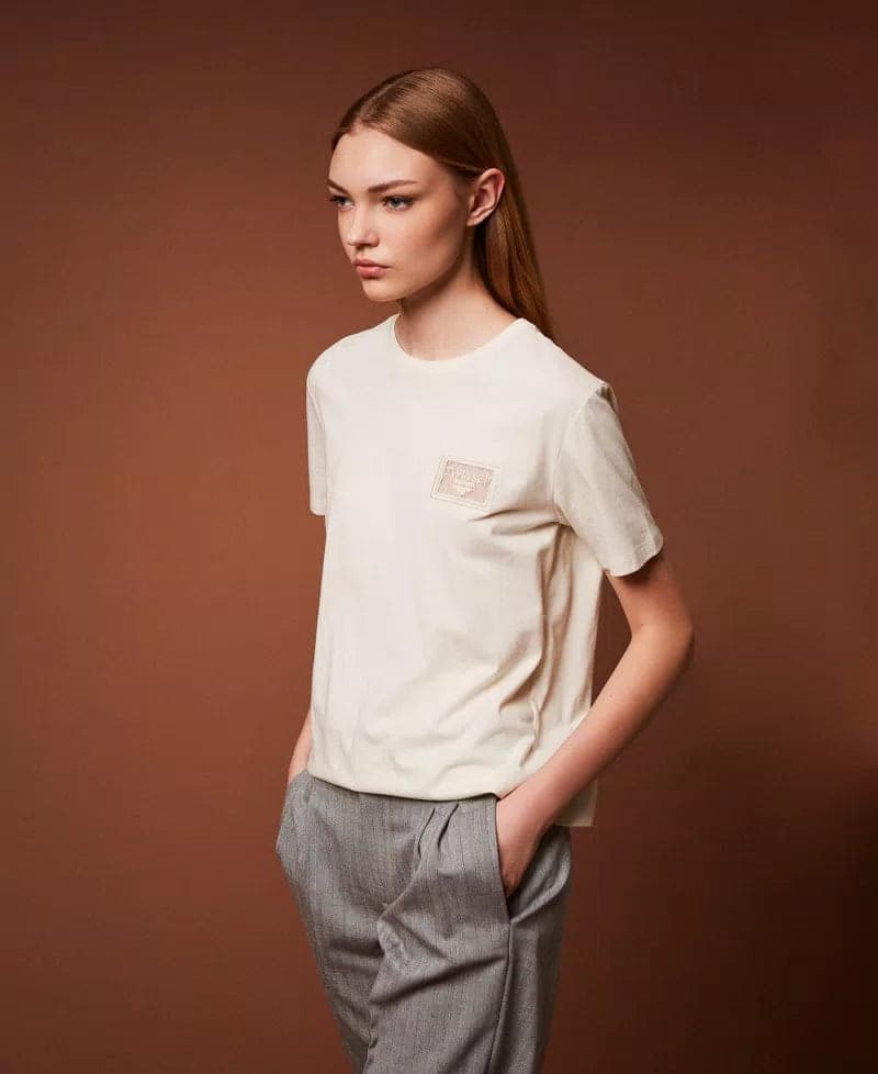 T-shirt donna Twinset regular fit in cotone con ricamo trasparente e logo lettering look indossato