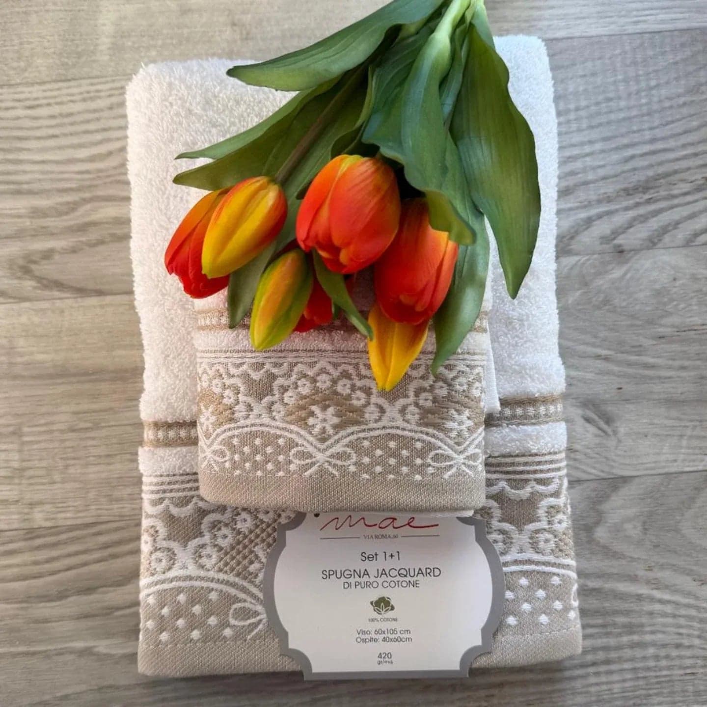 Set Asciugamani 1+1 Romantica Via Roma 60 – Spugna di Cotone Jacquard 420 gr/m² in Set di asciugamani The King Luxury - San Marcellino, commercioVirtuoso.it
