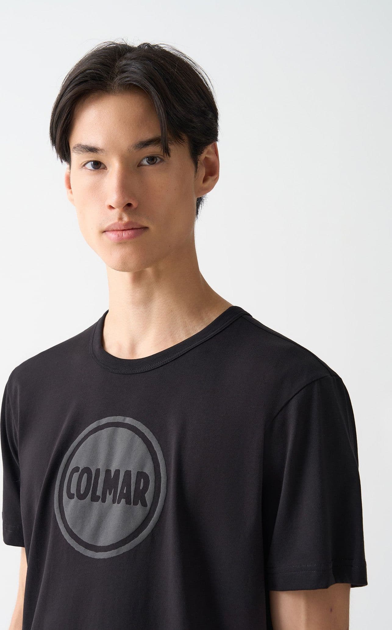 T-shirt uomo Colmar girocollo in cotone nero con logo tono su tono vista fronte