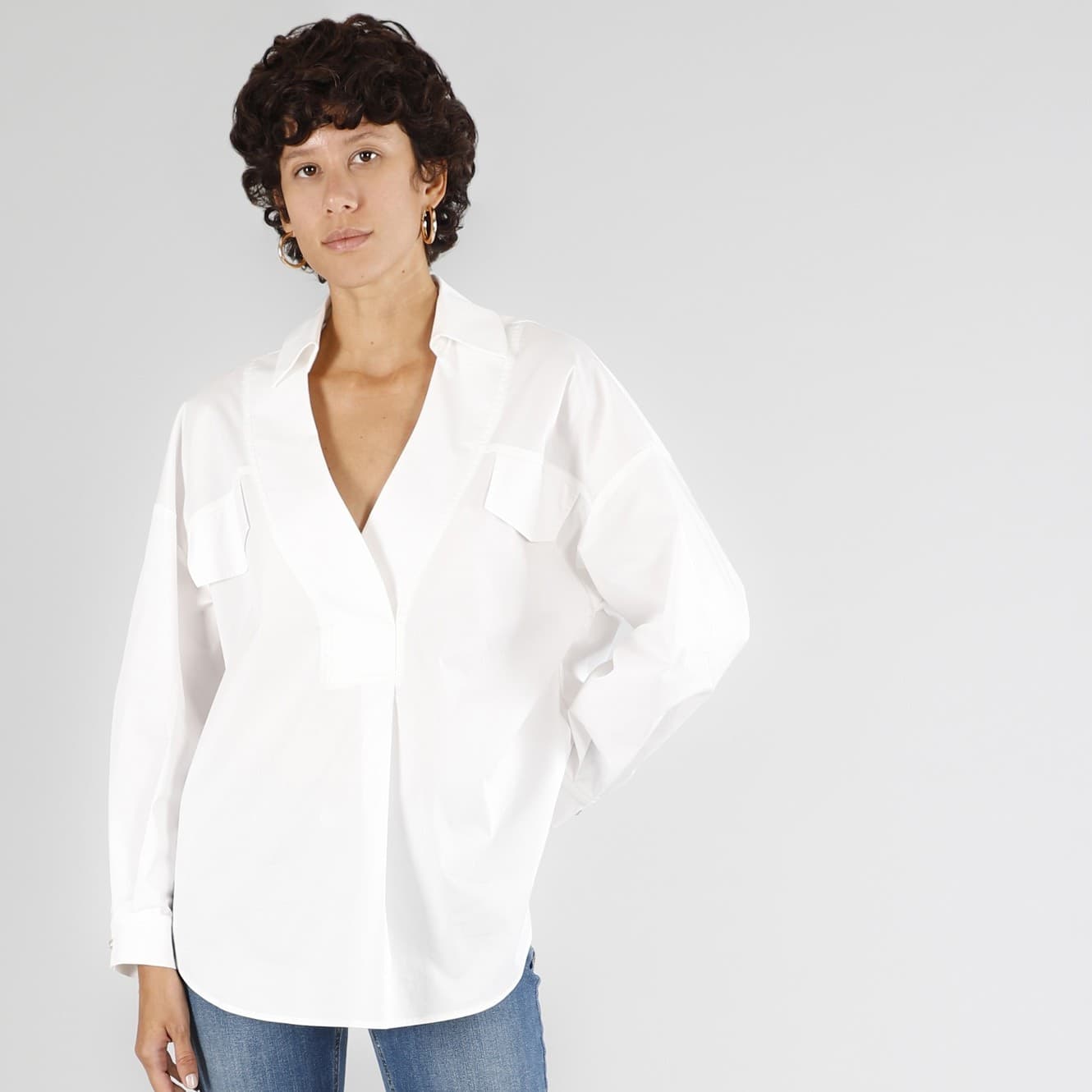 CAMICIA SCOLLATURA PROFONDA E PATTINE - 2