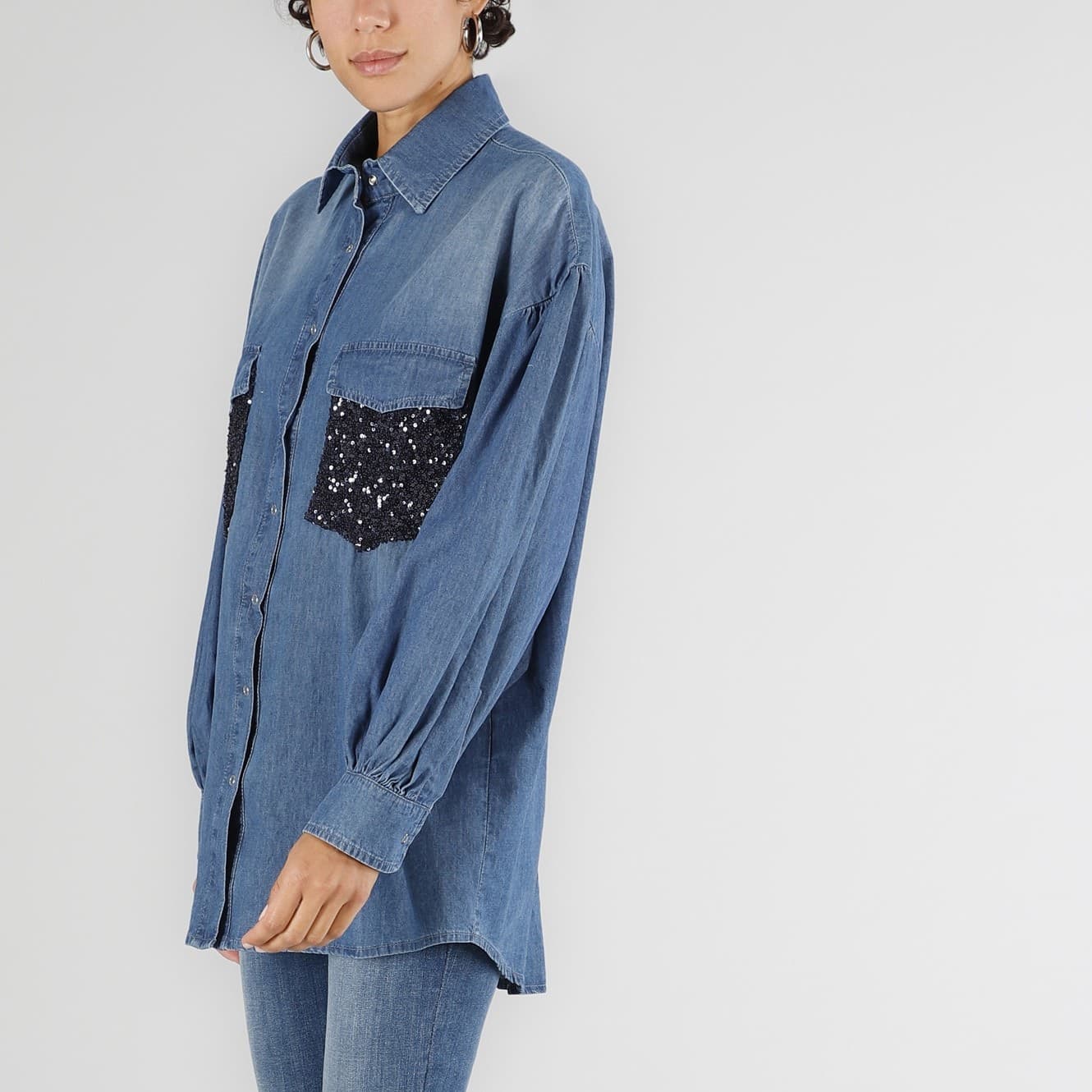 CAMICIA OVER CON TASCHE DI PAILETTES - 2