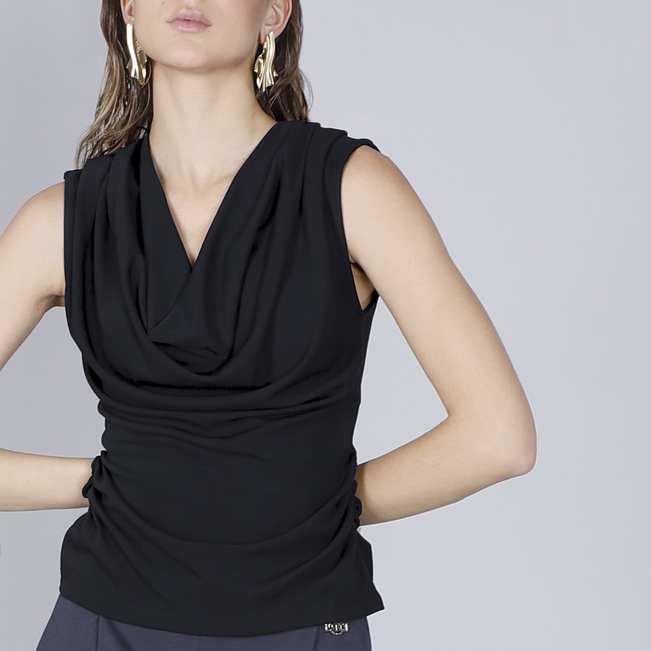 BLUSA SMANICATA CON SCOLLATURA A GOCCIA - 3