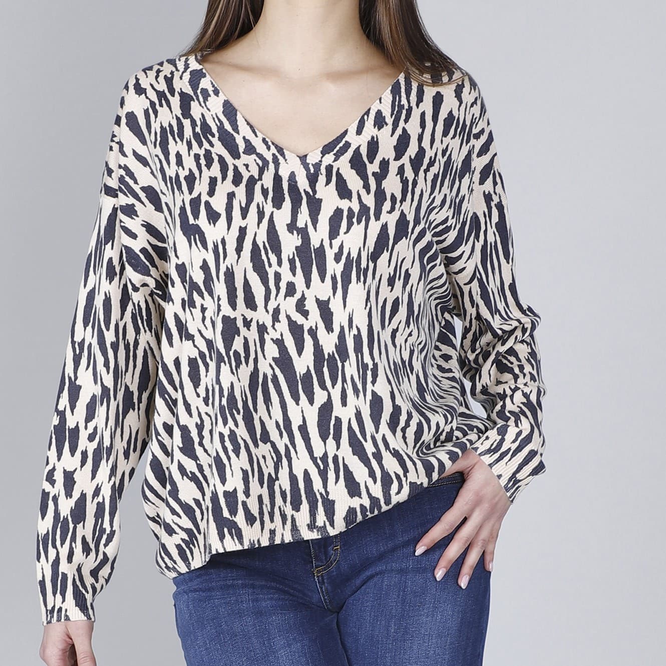 MAGLIA STAMPATA CON SCOLLATURA A V - 3