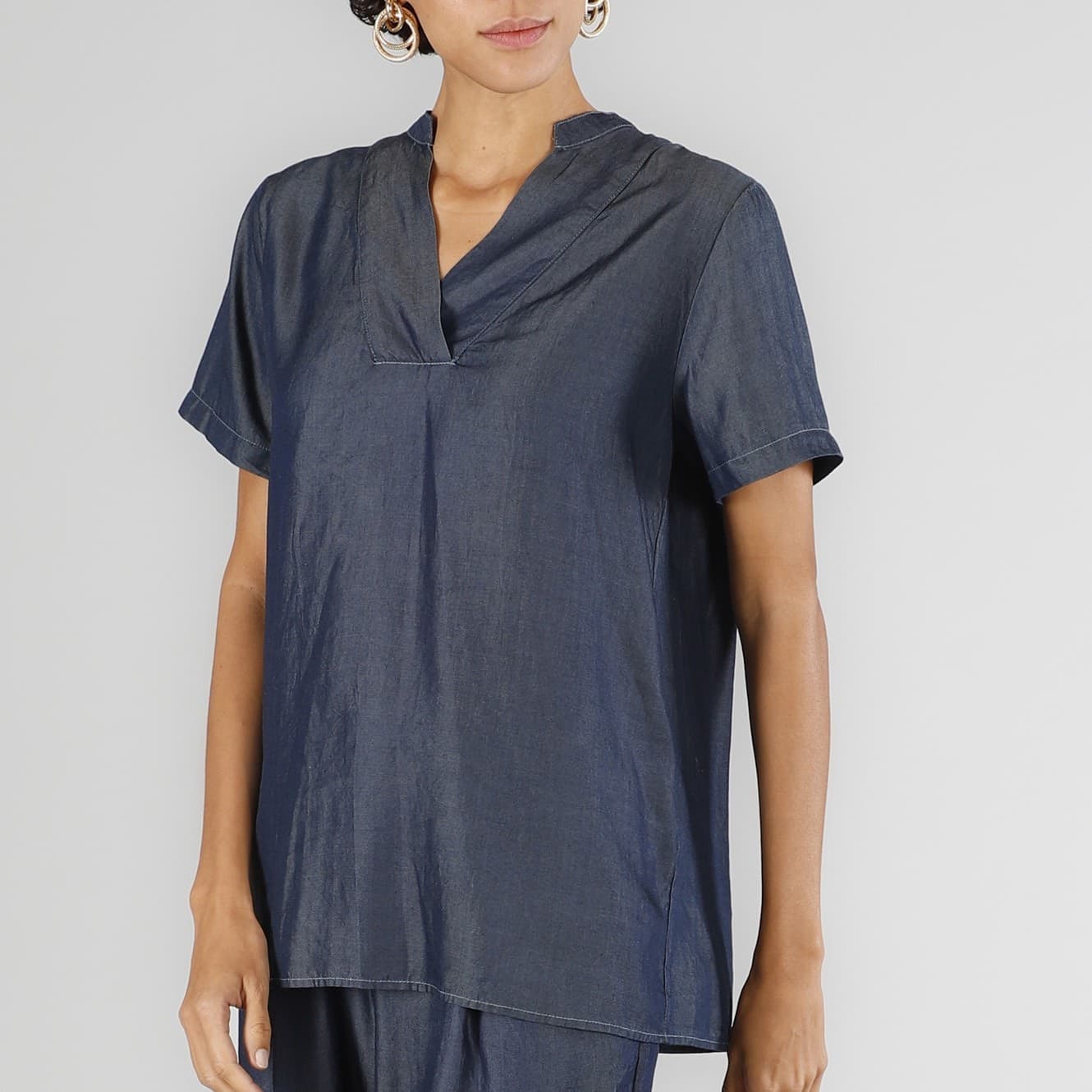BLUSA IN TENCEL DENIM CON SCOLLATURA A V in Bluse e camicie 3A Moda Mare Sport - Bellaria Igea Marina, commercioVirtuoso.it