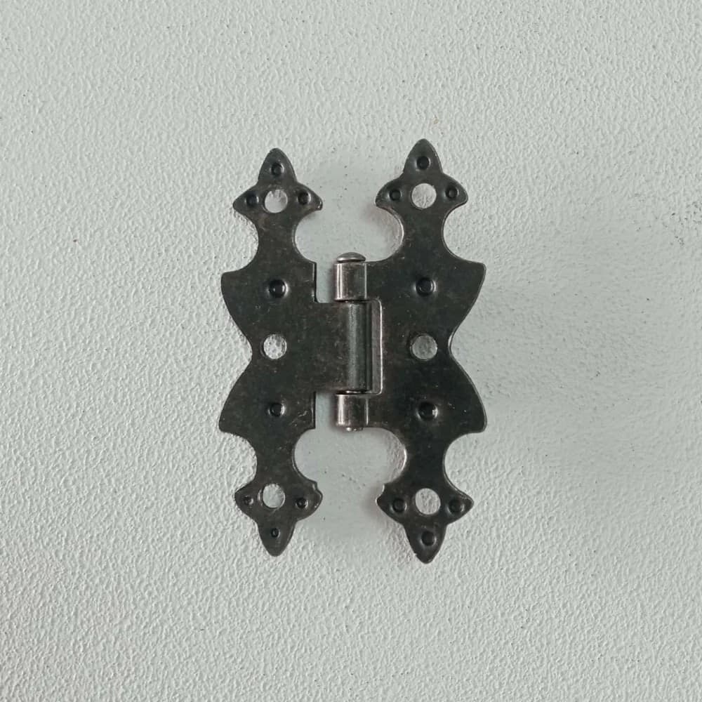 Cerniera da 67x40mm ali piane a filo stile ferro battuto verniciata fumè - 2