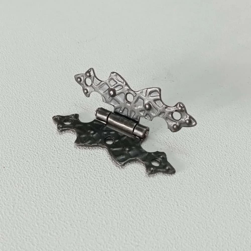 Cerniera da 67x40mm ali piane a filo stile ferro battuto verniciata fumè - 3