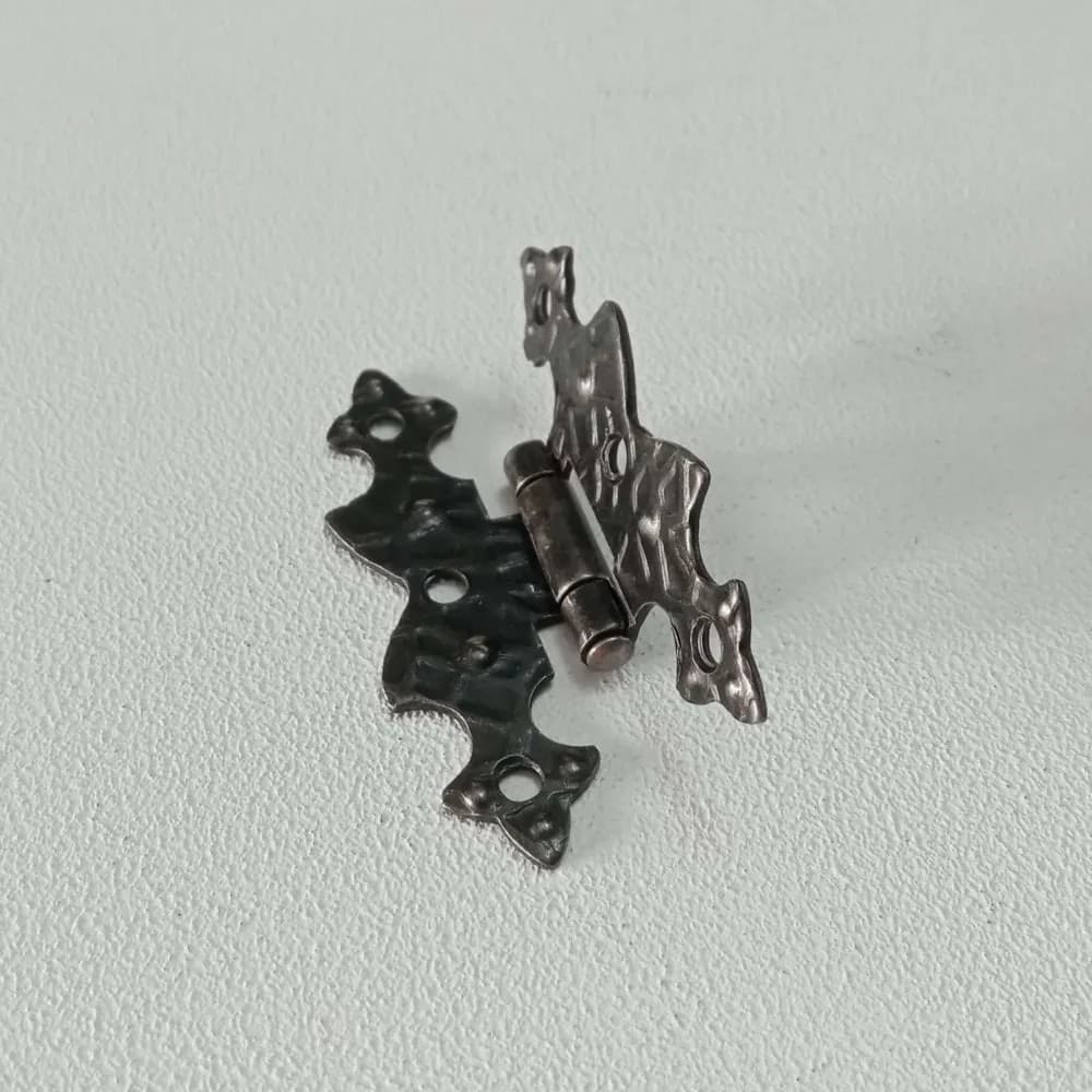 Cerniera da 67x40mm ali piane a filo stile ferro battuto verniciata fumè - 4