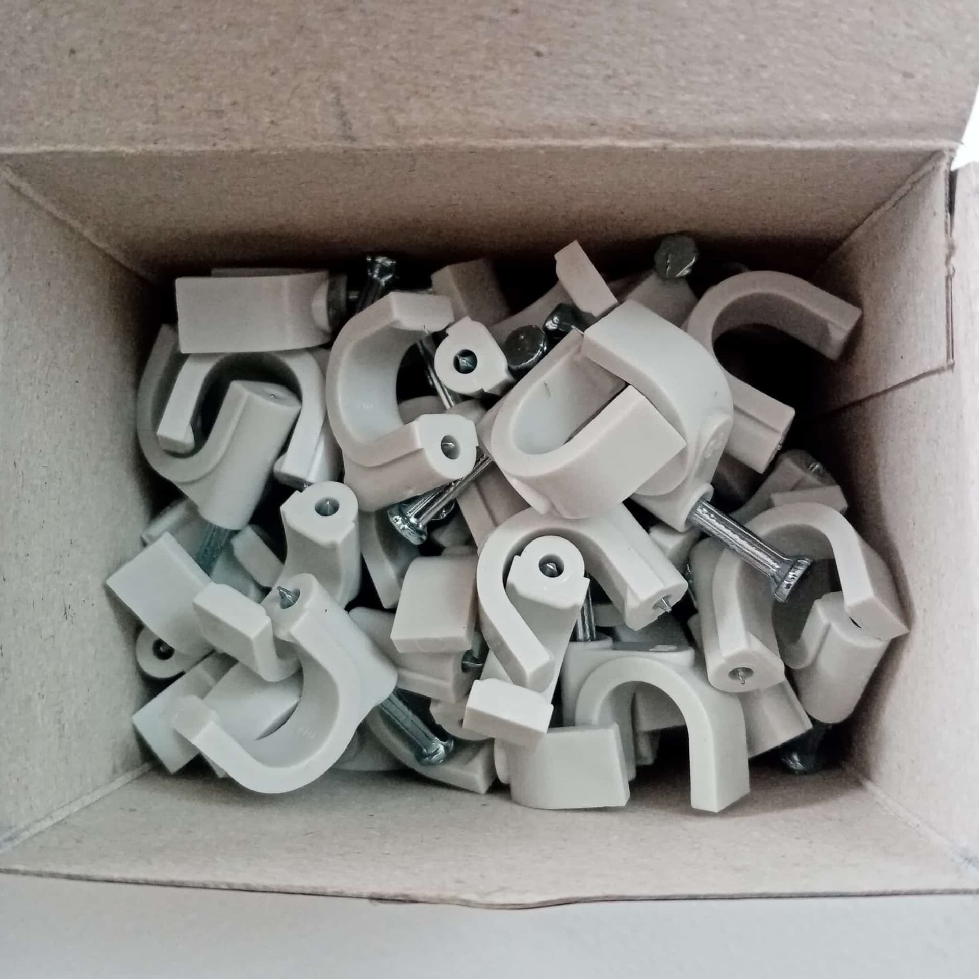 Chiodini 7-8mm box da 100pz graffette fissacavo colore grigio Ral 7035 - 2