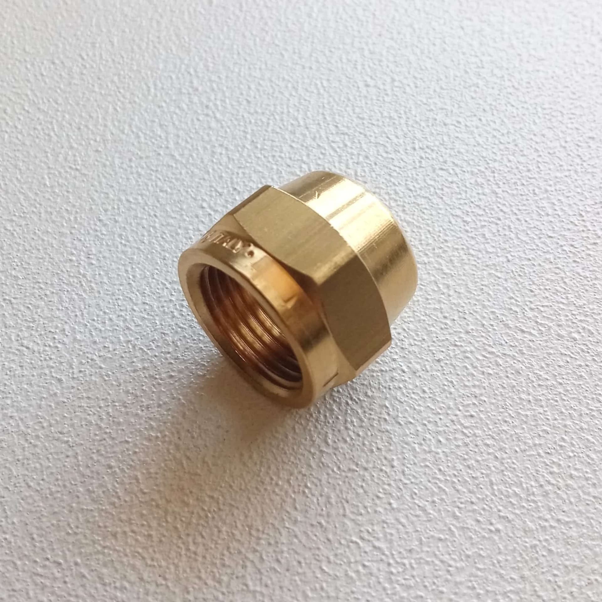 Dado condizionamento 3/8" x 10mm in ottone per unire tubo rame - 2
