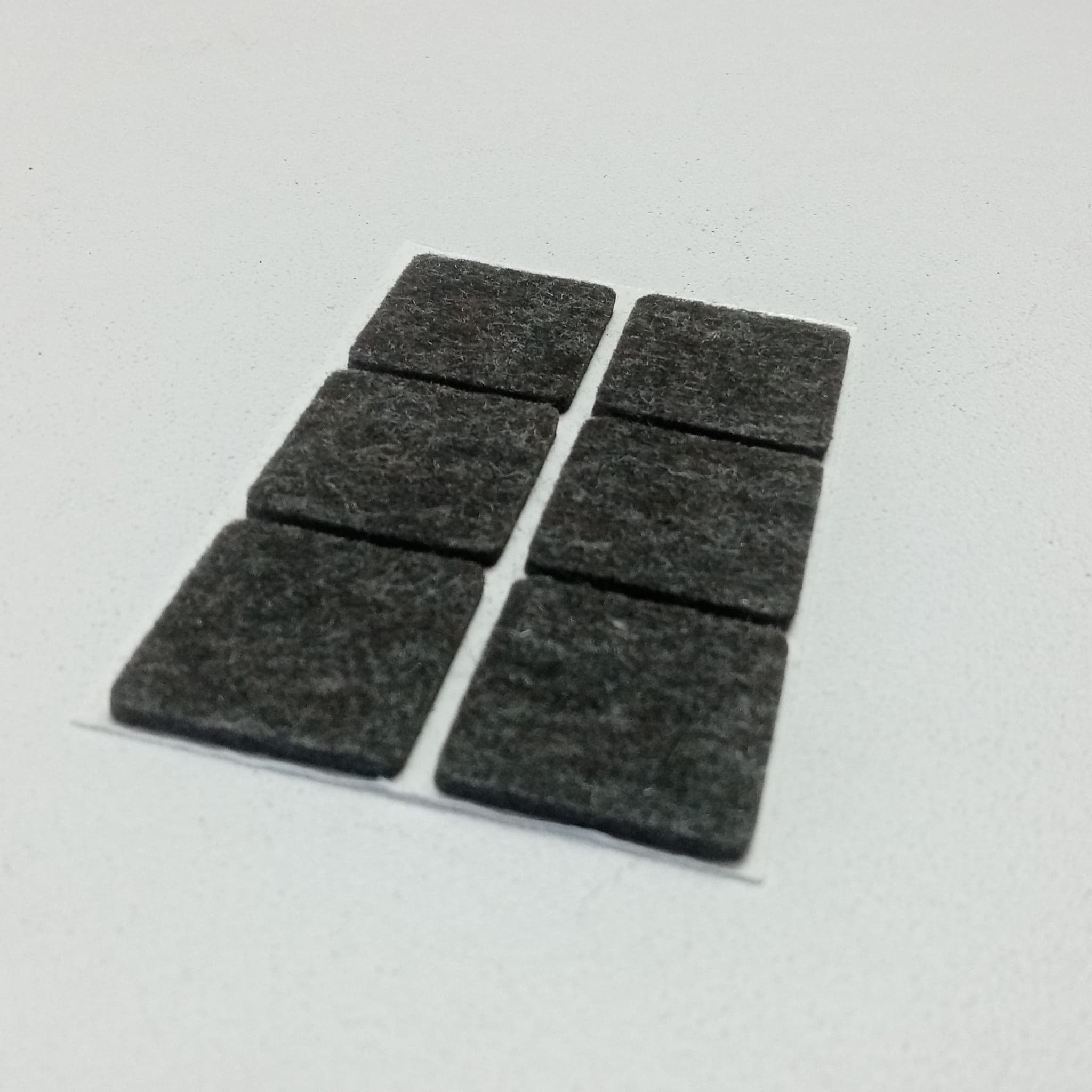 Feltrini marroni adesivi da 30x30mm - 5 blister da 6pz per mobili porte sedie tavoli - 2