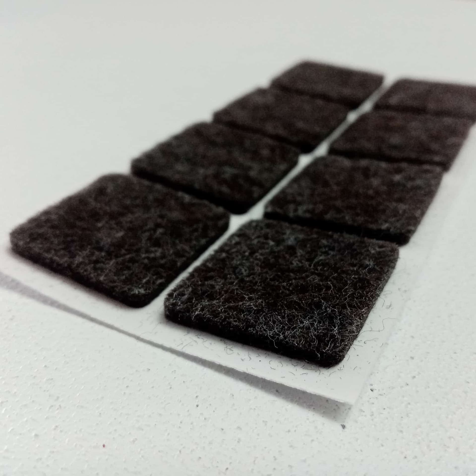 Feltrini marroni adesivi da 25x25mm - 5 blister da 8pz per mobili porte sedie tavoli - 2
