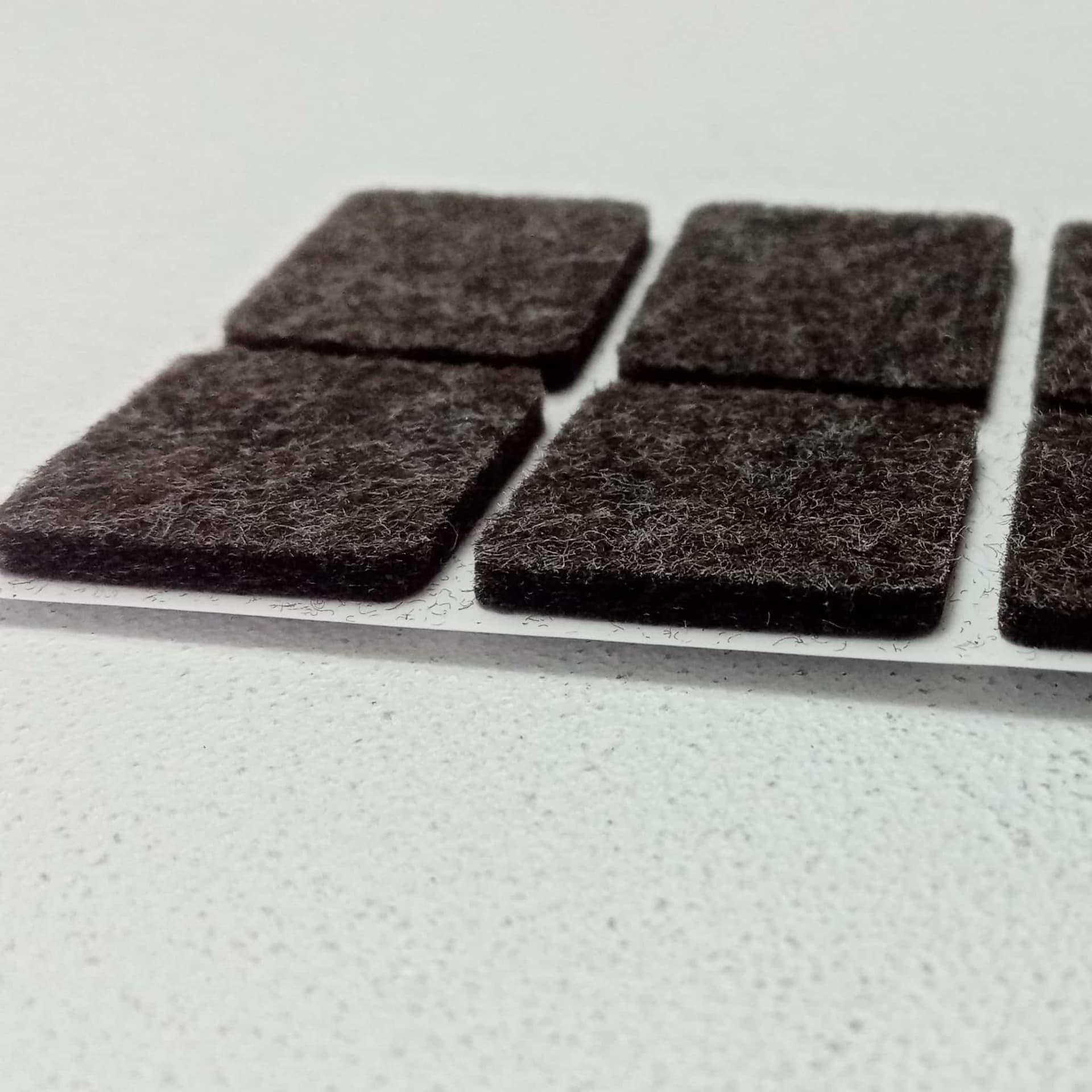 Feltrini marroni adesivi da 25x25mm - 5 blister da 8pz per mobili porte sedie tavoli - 3