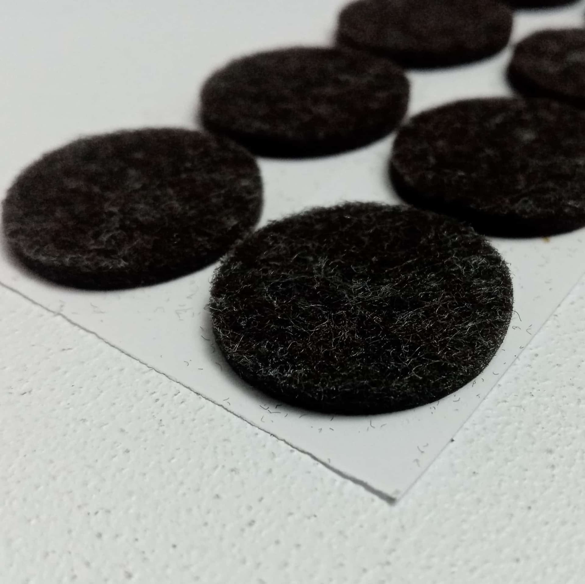 Feltrini marroni adesivi da diametro 28mm - 5 blister da 6pz per mobili porte sedie tavoli - 4