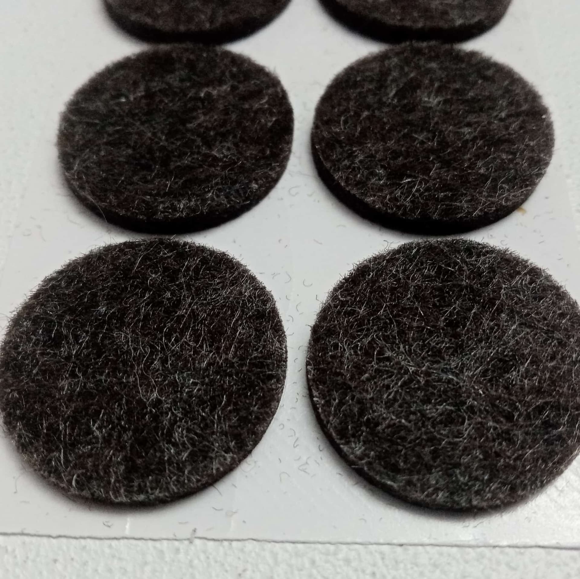 Feltrini marroni adesivi da 30mm - 5 blister da 3pz per mobili porte sedie tavoli - 3