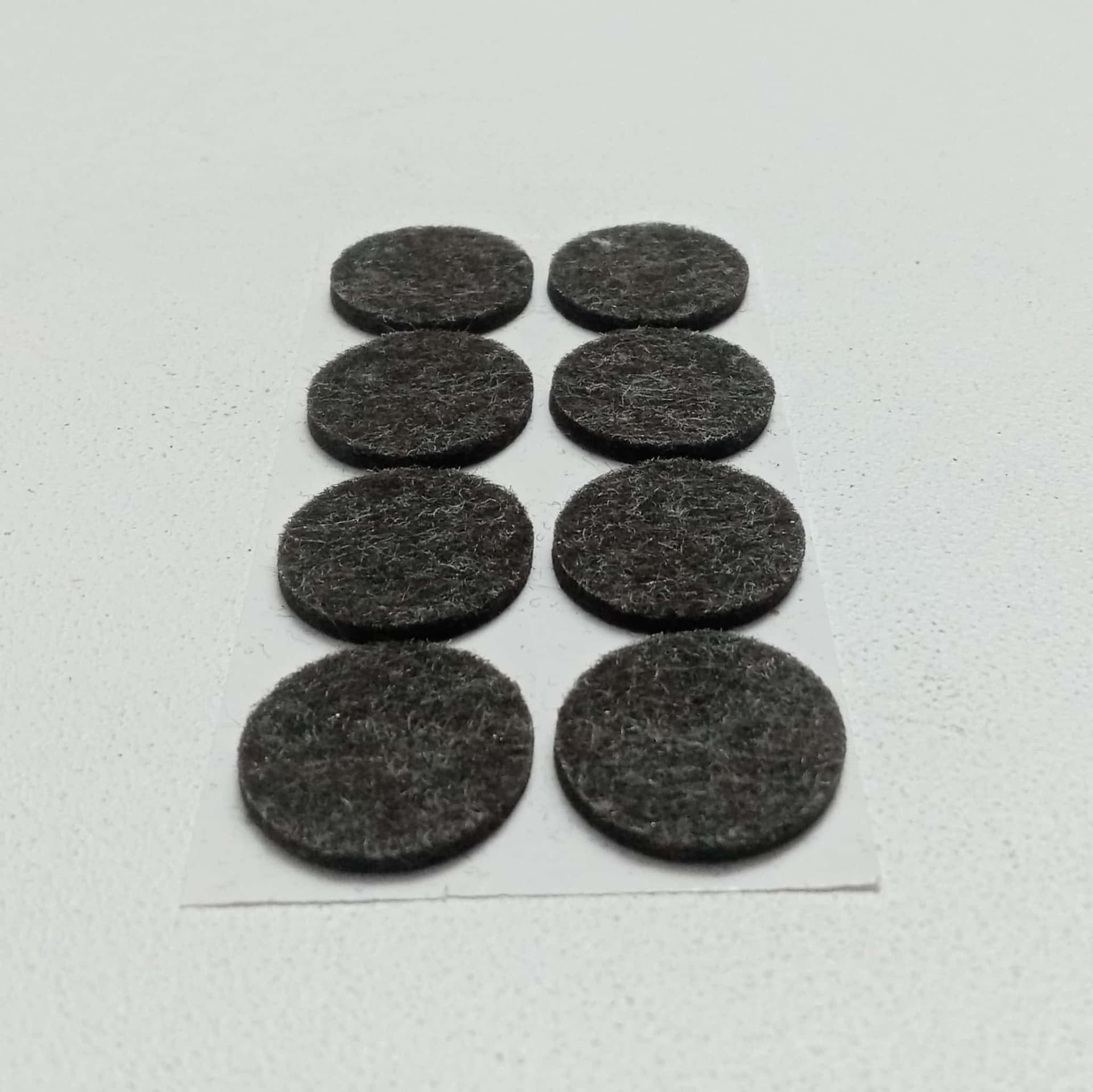 Feltrini marroni adesivi da diametro 26mm - 5 blister da 8pz per mobili porte sedie tavoli - 2