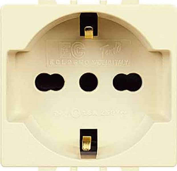 Presa Italiana Tedesca Tondo 10 e 16 A 250V 2P con T Ec Elettrocanali
