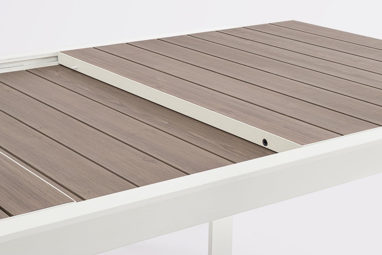 Tavolo "Belmar" allungabile con struttura in alluminio, piano con doghe, per arredo interno ed esterno in Tavoli da sala da pranzo Decor Space - Altamura, commercioVirtuoso.it