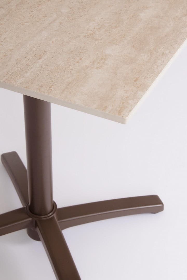 Tavolo "Claret" con struttura in alluminio, piano in hpl, per arredo interno ed esterno in Tavoli da sala da pranzo Decor Space - Altamura, commercioVirtuoso.it