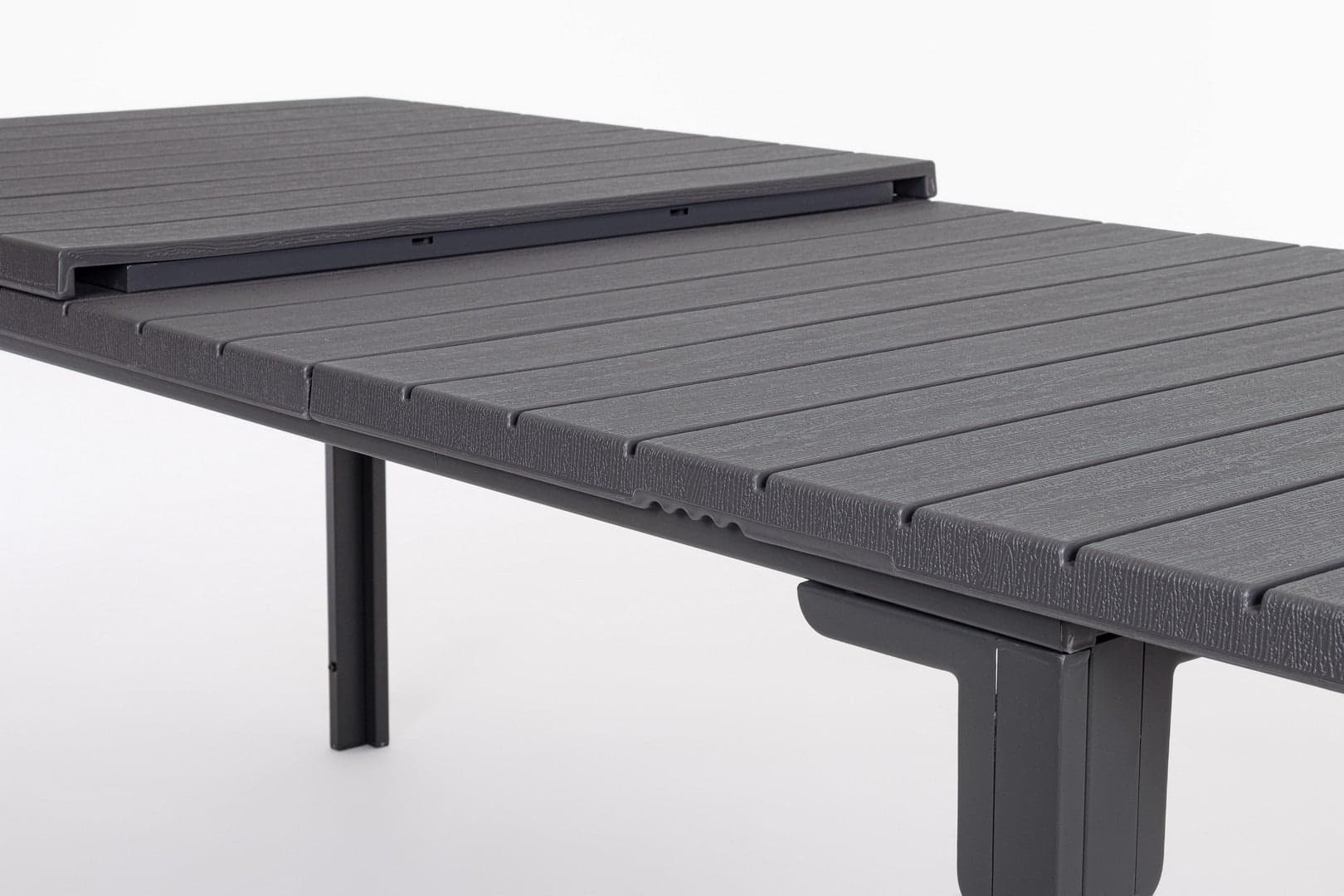Tavolo "Sarita" struttura in acciaio, piano in hdpe con effetto legno venato, per arredo interno ed esterno in Tavoli da sala da pranzo Decor Space - Altamura, commercioVirtuoso.it