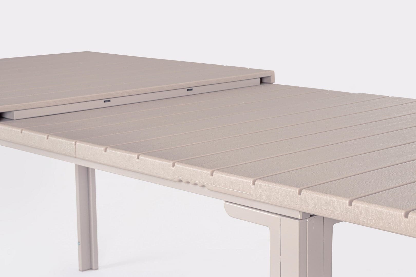 Tavolo "Sarita" struttura in acciaio, piano in hdpe con effetto legno venato, per arredo interno ed esterno in Tavoli da sala da pranzo Decor Space - Altamura, commercioVirtuoso.it