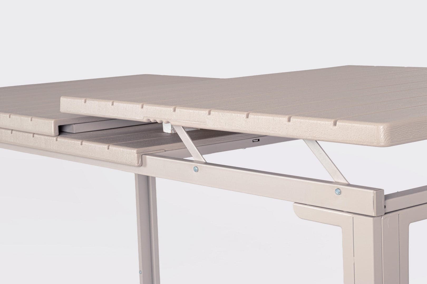 Tavolo "Sarita" struttura in acciaio, piano in hdpe con effetto legno venato, per arredo interno ed esterno in Tavoli da sala da pranzo Decor Space - Altamura, commercioVirtuoso.it