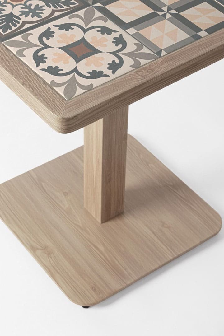 Tavolo "Kalimera" con struttura in alluminio, piano in porcellana, per arredo interno 73 x 73 x h 74 cm in Tavoli da sala da pranzo Decor Space - Altamura, commercioVirtuoso.it
