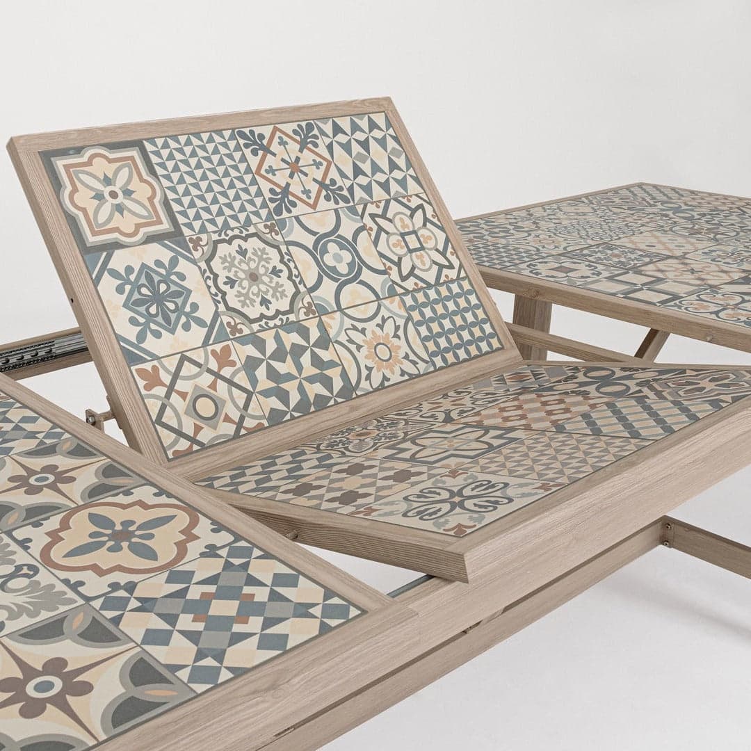 Tavolo "Kalimera" con struttura in alluminio effetto legno, piano in porcellana, per arredo interno in Tavoli da sala da pranzo Decor Space - Altamura, commercioVirtuoso.it
