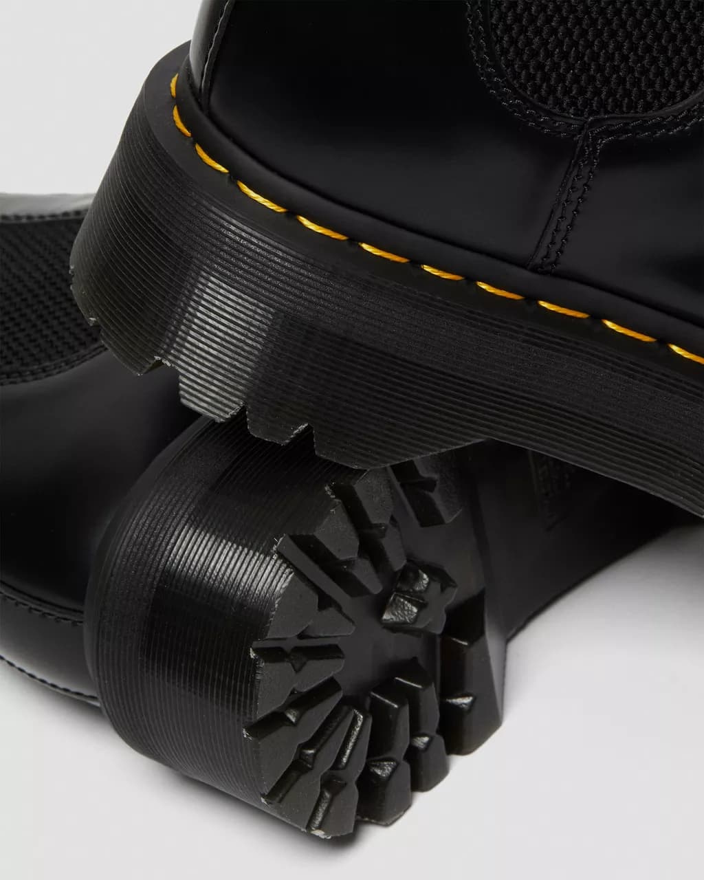 DR MARTENS BEATLES PLATFORM in Stivali Bilello Shop - San Giovanni in Fiore, commercioVirtuoso.it