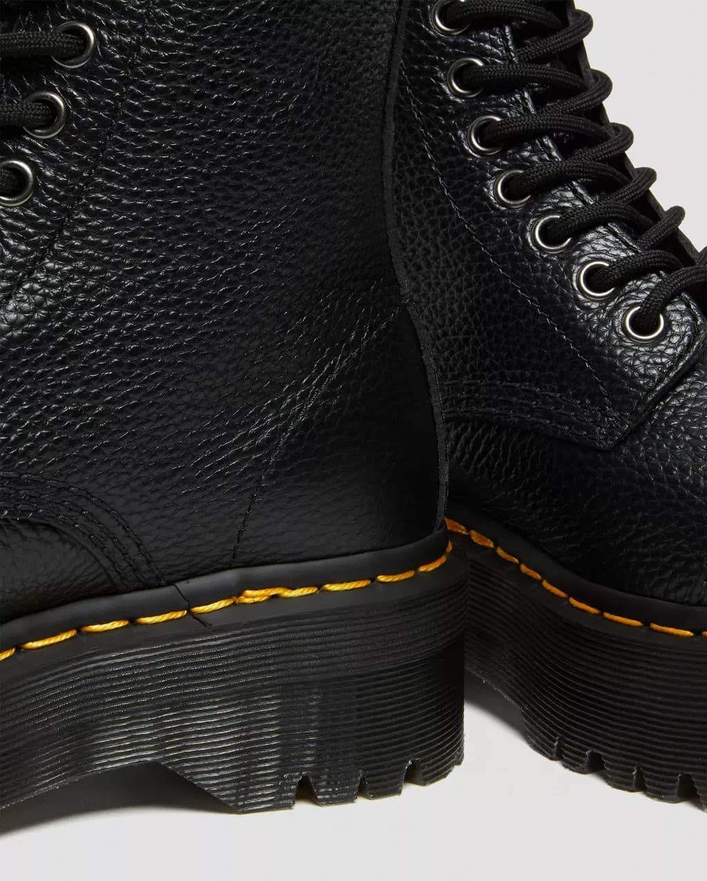 DR.MARTENS ANFIBIO ART.22564001 in Stivali Bilello Shop - San Giovanni in Fiore, commercioVirtuoso.it