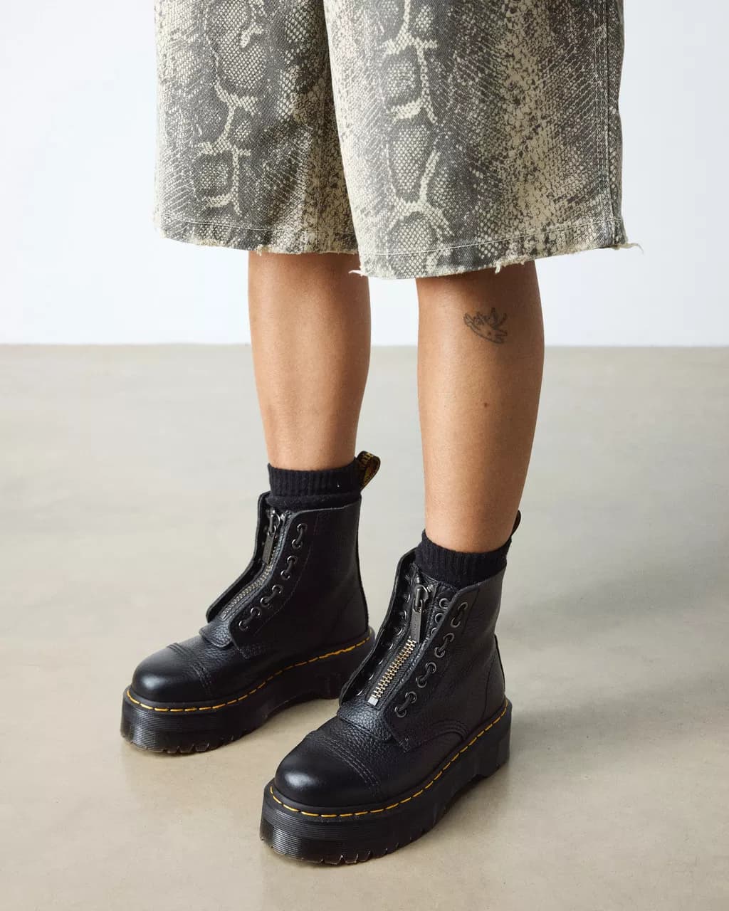 DR.MARTENS ANFIBIO ART.22564001 in Stivali Bilello Shop - San Giovanni in Fiore, commercioVirtuoso.it