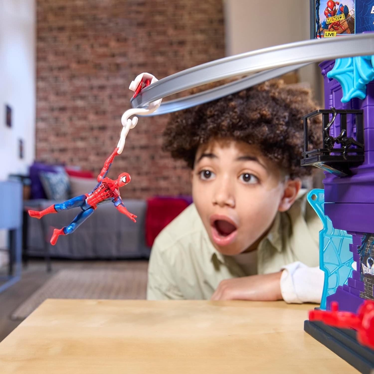 Hasbro - Spiderman Venomversus Ultimate Webcity Oscillando in Città - 5