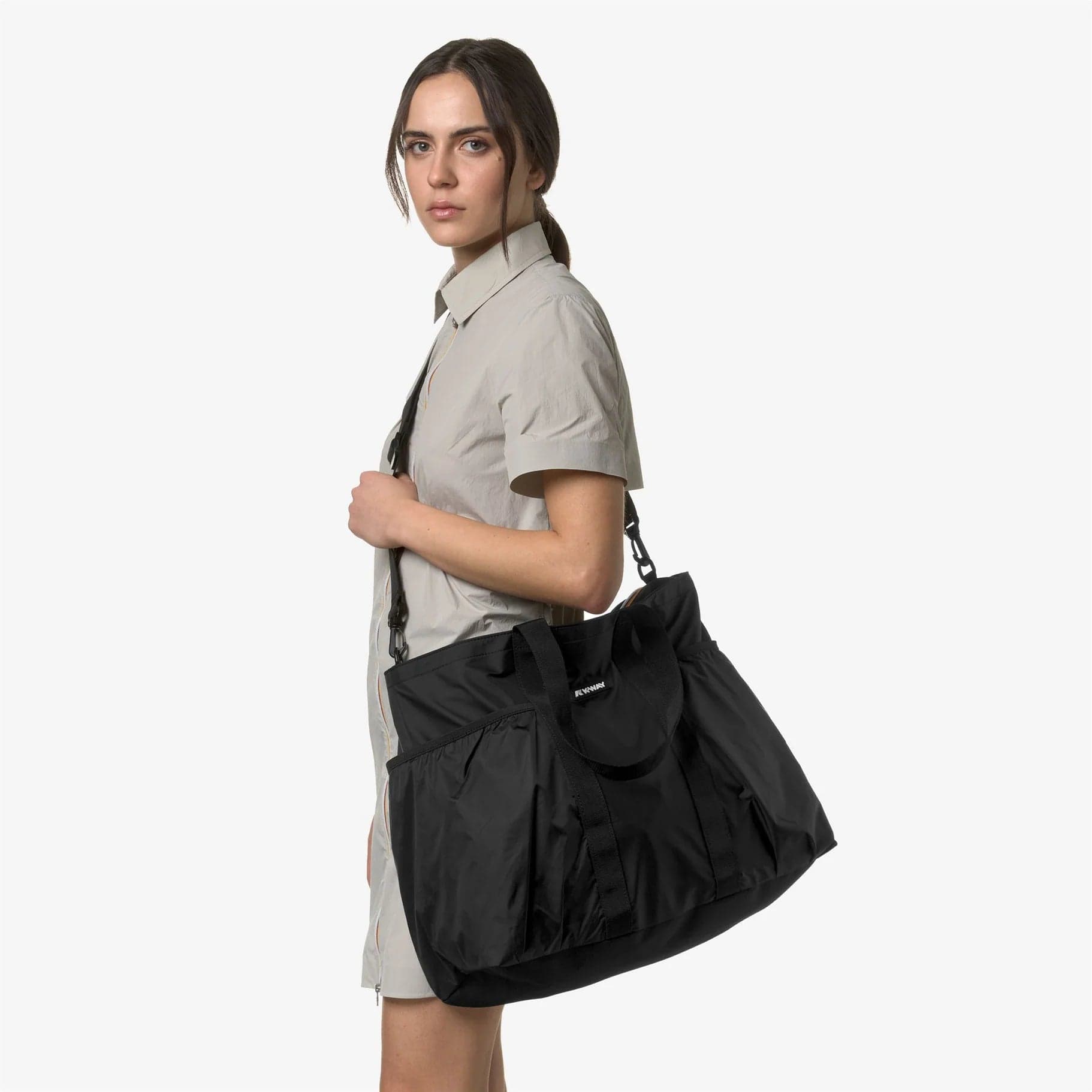 K-way Borsa donna Tote Impermeabile Versatile Unisex Nera e Grigia con Scomparti K4122LW USY in Borse Tote Broadway Red - Barletta, commercioVirtuoso.it