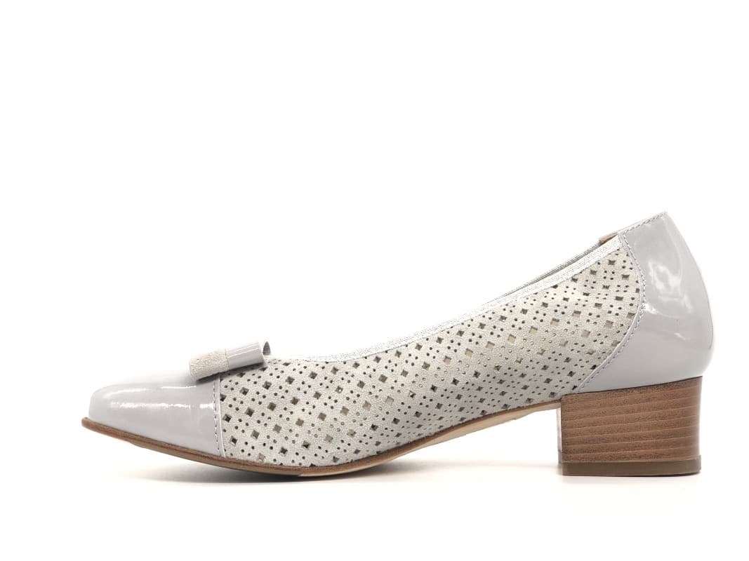 COMODAIDEA Décolleté grigio in suede traforata a laser e vernice in prodotto Calzature Durello - Agna, commercioVirtuoso.it