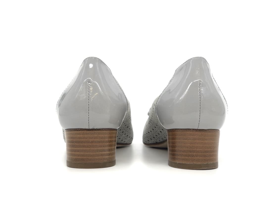 COMODAIDEA Décolleté grigio in suede traforata a laser e vernice in prodotto Calzature Durello - Agna, commercioVirtuoso.it