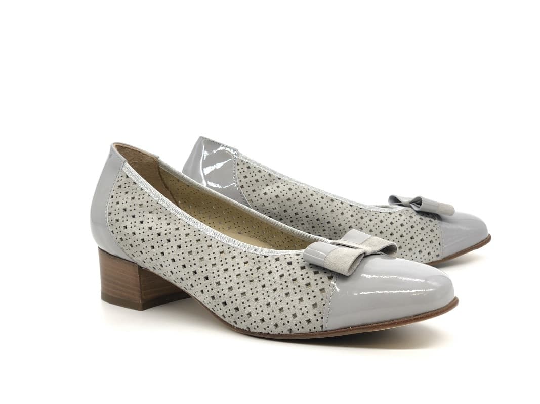 COMODAIDEA Décolleté grigio in suede traforata a laser e vernice in prodotto Calzature Durello - Agna, commercioVirtuoso.it