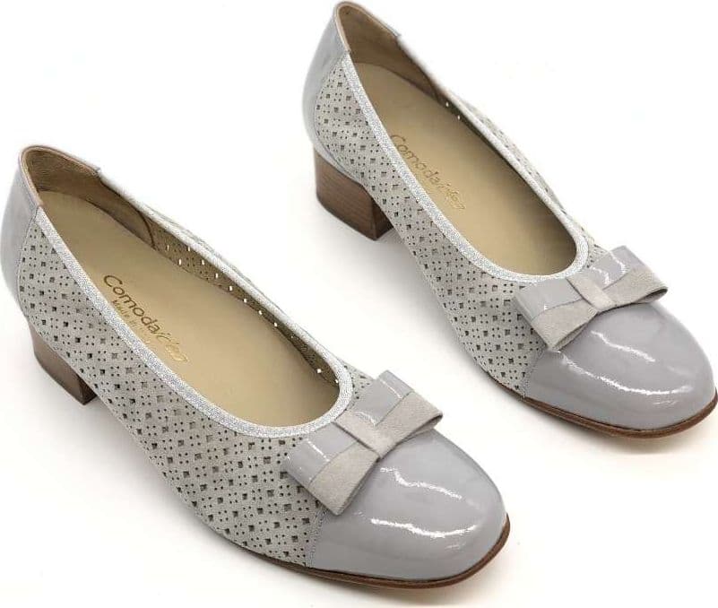 COMODAIDEA Décolleté grigio in suede traforata a laser e vernice in prodotto Calzature Durello - Agna, commercioVirtuoso.it