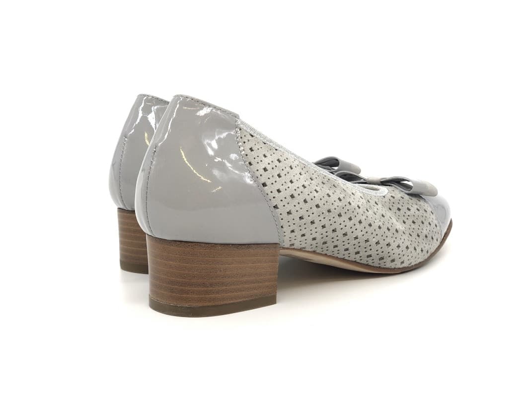 COMODAIDEA Décolleté grigio in suede traforata a laser e vernice in prodotto Calzature Durello - Agna, commercioVirtuoso.it